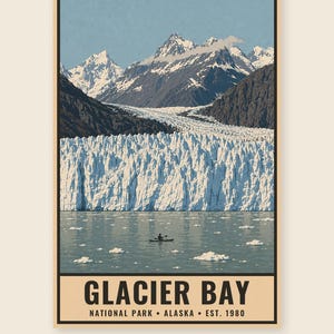 Pu&ograve; includere: Un poster verticale con un'illustrazione paesaggistica del Glacier Bay National Park in Alaska. La scena raffigura un grande ghiacciaio, montagne innevate e un kayakista sull'acqua con iceberg. Il testo recita: GLACIER BAY NATIONAL PARK ALASKA EST. 1980.