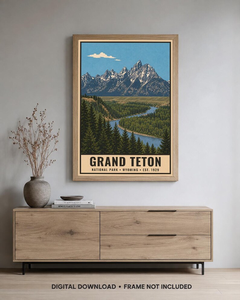 Peut inclure: Une affiche murale verticale repr&eacute;sentant une illustration paysag&egrave;re de la cha&icirc;ne de montagnes Grand Teton avec des sommets enneig&eacute;s, une rivi&egrave;re bleue sinueuse et des for&ecirc;ts de pins denses. Le texte indique GRAND TETON NATIONAL PARK WYOMING EST. 1929.