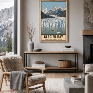 Może przedstawiać: Pionowy wydruk ścienny z ilustracją krajobrazu Parku Narodowego Glacier Bay na Alasce. Obraz przedstawia ośnieżone g&oacute;ry, duży lodowiec i mały kajak na wodzie. Tekst głosi GLACIER BAY NATIONAL PARK ALASKA EST. 1980.