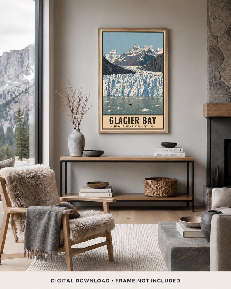 Może przedstawiać: Pionowy wydruk ścienny z ilustracją krajobrazu Parku Narodowego Glacier Bay na Alasce. Obraz przedstawia ośnieżone g&oacute;ry, duży lodowiec i mały kajak na wodzie. Tekst głosi GLACIER BAY NATIONAL PARK ALASKA EST. 1980.
