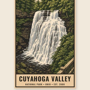 Może przedstawiać: Pionowy plakat z ilustracją wodospadu Brandywine w Parku Narodowym Cuyahoga Valley w Ohio. Grafika przedstawia kaskadę wody spływającą po skalistych klifach w otoczeniu zielonych drzew, z drewnianą barierką na pierwszym planie i tekstem na dole.