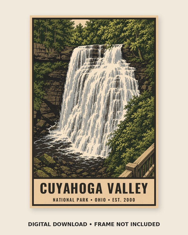 Może przedstawiać: Pionowy plakat z ilustracją wodospadu Brandywine w Parku Narodowym Cuyahoga Valley w Ohio. Grafika przedstawia kaskadę wody spływającą po skalistych klifach w otoczeniu zielonych drzew, z drewnianą barierką na pierwszym planie i tekstem na dole.
