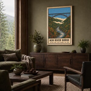 Pode incluir: Um cartaz retangular vertical com uma ilustra&ccedil;&atilde;o estilizada da ponte New River Gorge sobre um vale arborizado e exuberante com um rio sinuoso. O texto diz NEW RIVER GORGE NATIONAL PARK WEST VIRGINIA EST. 2020.