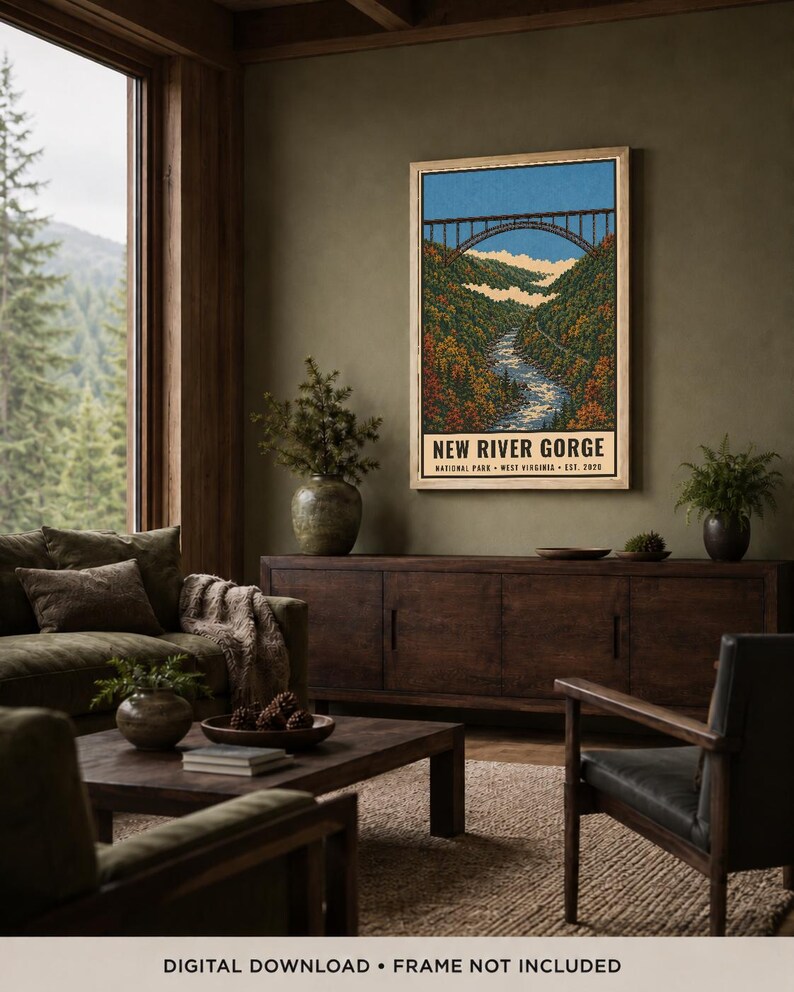 Pode incluir: Um cartaz retangular vertical com uma ilustra&ccedil;&atilde;o estilizada da ponte New River Gorge sobre um vale arborizado e exuberante com um rio sinuoso. O texto diz NEW RIVER GORGE NATIONAL PARK WEST VIRGINIA EST. 2020.