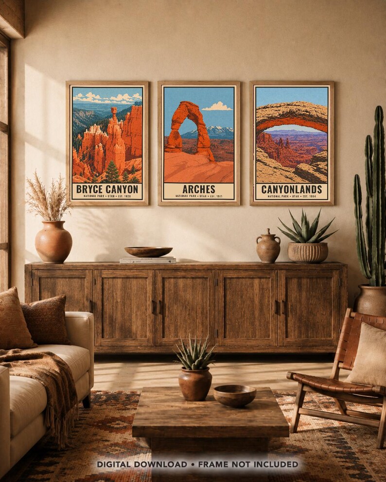 Op de afbeelding: Drie verticale wandkunstprints met illustraties van de nationale parken Bryce Canyon, Arches en Canyonlands in Utah. Elke print toont een landschap met rode rotsformaties, een blauwe lucht en tekst met de naam van het park.