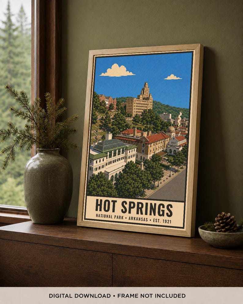 Peut inclure: Une affiche verticale encadr&eacute;e pr&eacute;sentant une illustration d&eacute;taill&eacute;e du parc national de Hot Springs en Arkansas. L'&oelig;uvre repr&eacute;sente des b&acirc;timents historiques, des arbres verts luxuriants et un ciel bleu avec des nuages. Le texte indique HOT SPRINGS NATIONAL PARK ARKANSAS EST. 1921.