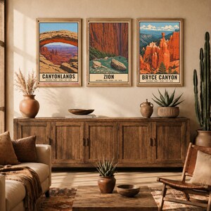 Może przedstawiać: Trzy oprawione wydruki ścienne z ilustracjami park&oacute;w narodowych Canyonlands, Zion i Bryce Canyon. Każdy wydruk zawiera nazwę parku, lokalizację i rok założenia. Tekst brzmi: DIGITAL DOWNLOAD &bull; FRAME NOT INCLUDED.
