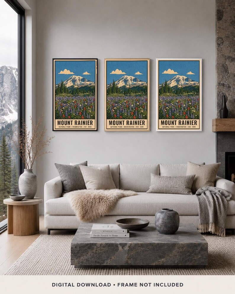 K&ouml;nnte beinhalten: Drei vertikale Wandkunstdrucke mit einer Landschaftsillustration des Mount Rainier, einer bunten Blumenwiese im Vordergrund, blauem Himmel und Wolken. Jeder Druck enth&auml;lt den Text MOUNT RAINIER NATIONAL PARK WASHINGTON EST. 1899.
