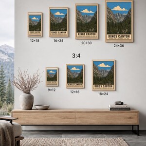 Pu&ograve; includere: Una collezione di sette stampe da parete incorniciate che raffigurano il paesaggio del Kings Canyon National Park con montagne, pini e un cielo blu. Le stampe sono disposte su due file con rapporti d'aspetto di 2:3 e 3:4 e dimensioni in pollici come 12x18, 16x24, 20x30, 24x36, 9x12, 12x16 e 18x24. Il testo recita Digital Download Frame Not Included.