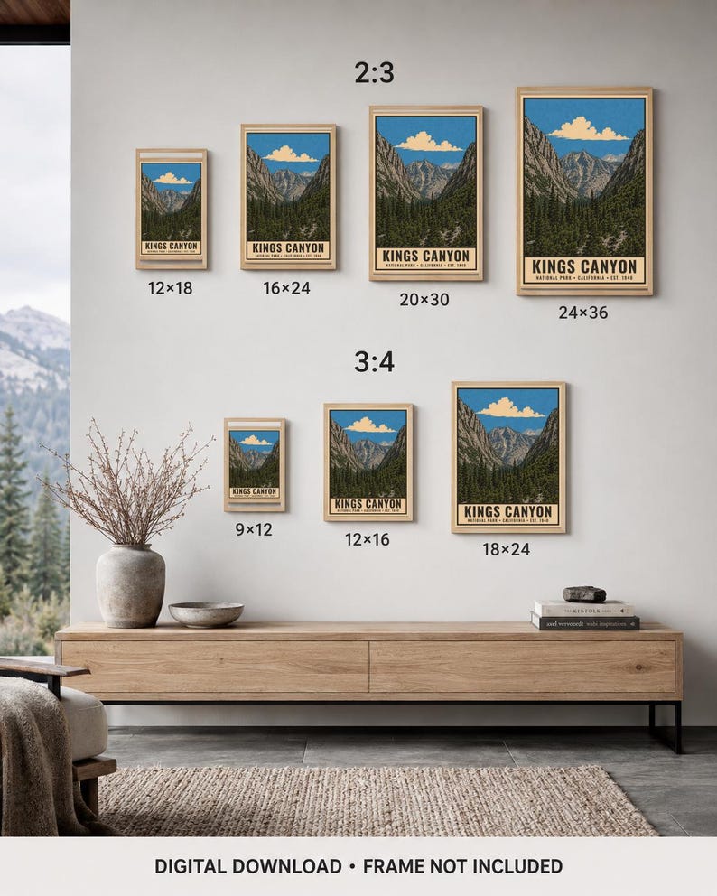 Pu&ograve; includere: Una collezione di sette stampe da parete incorniciate che raffigurano il paesaggio del Kings Canyon National Park con montagne, pini e un cielo blu. Le stampe sono disposte su due file con rapporti d'aspetto di 2:3 e 3:4 e dimensioni in pollici come 12x18, 16x24, 20x30, 24x36, 9x12, 12x16 e 18x24. Il testo recita Digital Download Frame Not Included.