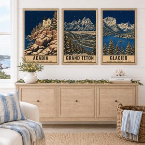 Puede incluir: Tres l&aacute;minas decorativas verticales con ilustraciones de los parques nacionales Acadia, Grand Teton y Glacier. Cada impresi&oacute;n muestra un cielo nocturno azul oscuro, paisajes nevados y &aacute;rboles de hoja perenne iluminados, con el nombre del parque abajo.