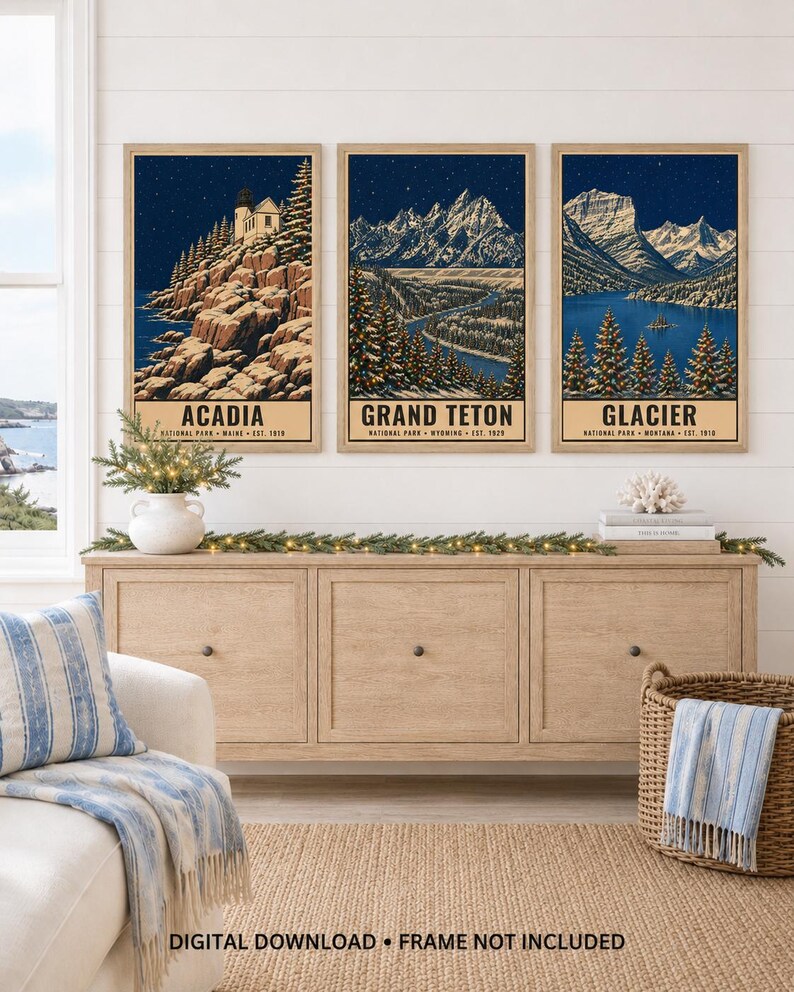 Puede incluir: Tres l&aacute;minas decorativas verticales con ilustraciones de los parques nacionales Acadia, Grand Teton y Glacier. Cada impresi&oacute;n muestra un cielo nocturno azul oscuro, paisajes nevados y &aacute;rboles de hoja perenne iluminados, con el nombre del parque abajo.