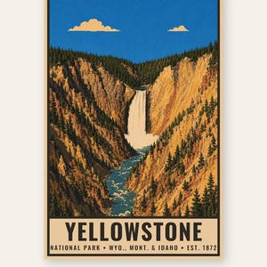 Peut inclure: Une affiche verticale pr&eacute;sentant une illustration paysag&egrave;re du parc national de Yellowstone avec une cascade se jetant dans une rivi&egrave;re entre des parois rocheuses escarp&eacute;es couvertes de pins sous un ciel bleu avec deux nuages et le texte YELLOWSTONE.