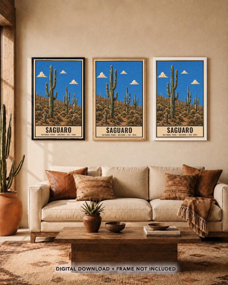 Op de afbeelding: Drie identieke verticale wandkunstprints met een landschap van Saguaro National Park met hoge cactussen, een woestijnbodem en een helderblauwe lucht met wolken. Elke print bevat de tekst SAGUARO NATIONAL PARK ARIZONA EST. 1994.