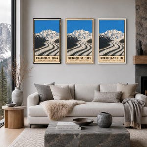 K&ouml;nnte beinhalten: Drei vertikale Wandkunstdrucke mit einer Landschaftsillustration des Wrangell-St. Elias Nationalparks. Das Kunstwerk zeigt ein schneebedecktes Gebirge &uuml;ber einem Gletscher mit dunklen Mor&auml;nenlinien vor einem hellblauen Himmel.