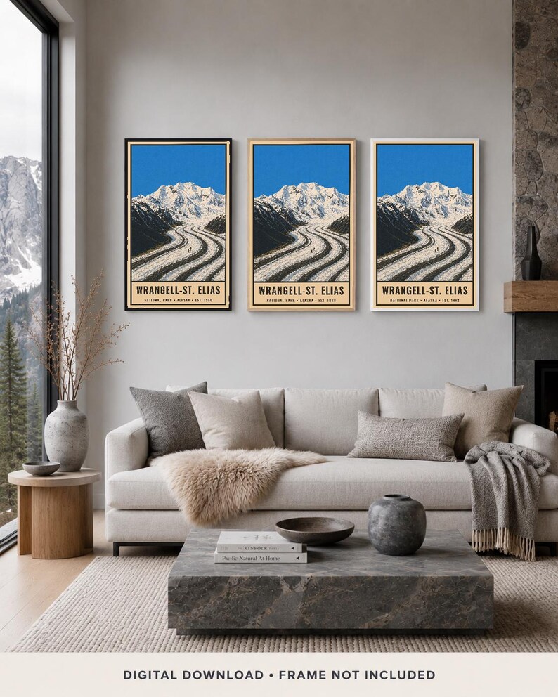 K&ouml;nnte beinhalten: Drei vertikale Wandkunstdrucke mit einer Landschaftsillustration des Wrangell-St. Elias Nationalparks. Das Kunstwerk zeigt ein schneebedecktes Gebirge &uuml;ber einem Gletscher mit dunklen Mor&auml;nenlinien vor einem hellblauen Himmel.