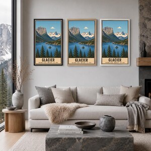 Pode incluir: Tr&ecirc;s impress&otilde;es de arte de parede verticais id&ecirc;nticas com uma ilustra&ccedil;&atilde;o de paisagem do Glacier National Park com montanhas, um lago azul e pinheiros. Cada impress&atilde;o exibe o texto GLACIER NATIONAL PARK MONTANA EST. 1910 numa borda creme.
