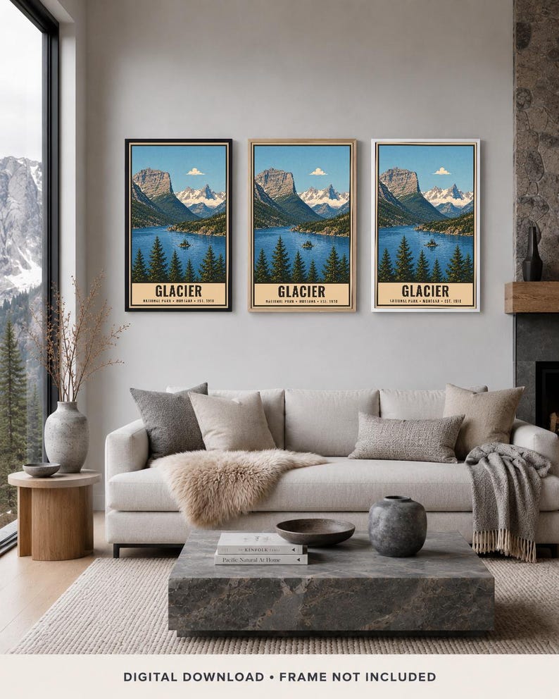 Pode incluir: Tr&ecirc;s impress&otilde;es de arte de parede verticais id&ecirc;nticas com uma ilustra&ccedil;&atilde;o de paisagem do Glacier National Park com montanhas, um lago azul e pinheiros. Cada impress&atilde;o exibe o texto GLACIER NATIONAL PARK MONTANA EST. 1910 numa borda creme.