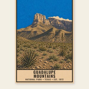 K&ouml;nnte beinhalten: Ein vertikales Poster mit einer Landschaft der Guadalupe Mountains in Texas unter einem hellblauen Himmel. Im Vordergrund ist W&uuml;stenvegetation mit Agaven zu sehen. Der Text lautet GUADALUPE MOUNTAINS NATIONAL PARK TEXAS EST. 1972.