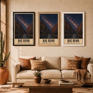 Puede incluir: Tres l&aacute;minas de arte mural vertical con un paisaje nocturno del Parque Nacional Big Bend en Texas. Cada impresi&oacute;n muestra un cielo estrellado sobre un ca&ntilde;&oacute;n y un r&iacute;o, con el texto BIG BEND NATIONAL PARK TEXAS EST. 1944 en la parte inferior.