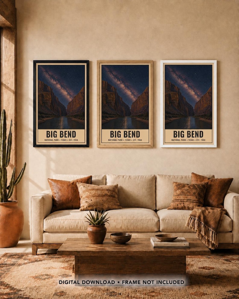 Puede incluir: Tres l&aacute;minas de arte mural vertical con un paisaje nocturno del Parque Nacional Big Bend en Texas. Cada impresi&oacute;n muestra un cielo estrellado sobre un ca&ntilde;&oacute;n y un r&iacute;o, con el texto BIG BEND NATIONAL PARK TEXAS EST. 1944 en la parte inferior.