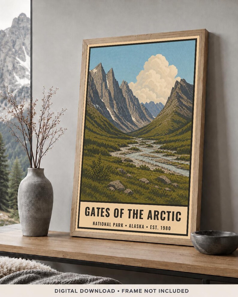 Może przedstawiać: Pionowy, prostokątny plakat z ilustracją krajobrazu Parku Narodowego Gates of the Arctic na Alasce. Grafika przedstawia poszarpane g&oacute;ry, wijącą się rzekę i dużą chmurę na tle błękitnego nieba, z napisem GATES OF THE ARCTIC NATIONAL PARK ALASKA EST. 1980 u dołu.