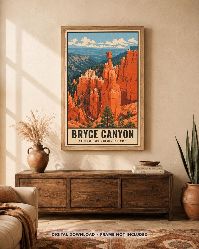 Op de afbeelding: Een verticale wandkunstprint met een gestileerde illustratie van Bryce Canyon National Park in Utah. Het kunstwerk toont oranje rotsformaties, groene dennenbomen en een blauwe lucht. De tekst luidt BRYCE CANYON NATIONAL PARK UTAH EST. 1928.