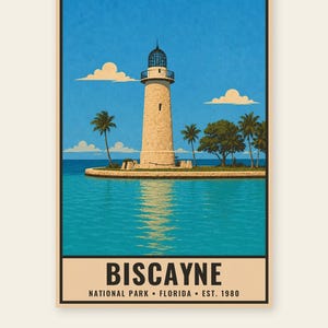 Pu&ograve; includere: Un poster verticale raffigurante un faro in pietra su una piccola isola circondata da acqua turchese e palme sotto un cielo blu con nuvole. Il testo in basso riporta BISCAYNE NATIONAL PARK FLORIDA EST. 1980 in grassetto nero.
