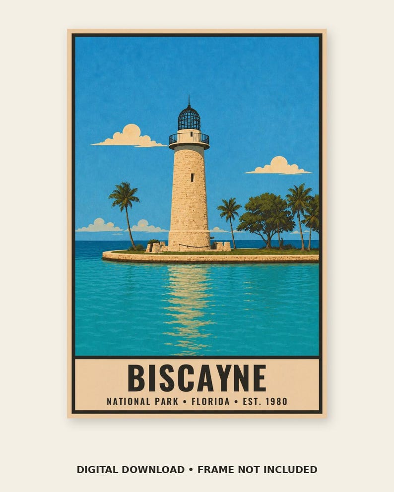 Pu&ograve; includere: Un poster verticale raffigurante un faro in pietra su una piccola isola circondata da acqua turchese e palme sotto un cielo blu con nuvole. Il testo in basso riporta BISCAYNE NATIONAL PARK FLORIDA EST. 1980 in grassetto nero.