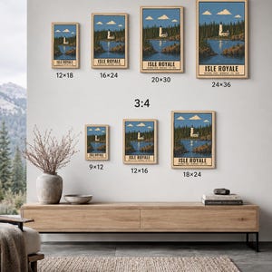 Może przedstawiać: Kolekcja siedmiu oprawionych grafik ściennych przedstawiających latarnię morską Isle Royale w leśnej scenerii. Grafiki są rozmieszczone w dw&oacute;ch rzędach z etykietami wskazującymi proporcje 2:3 i 3:4 oraz wymiary podane w calach.
