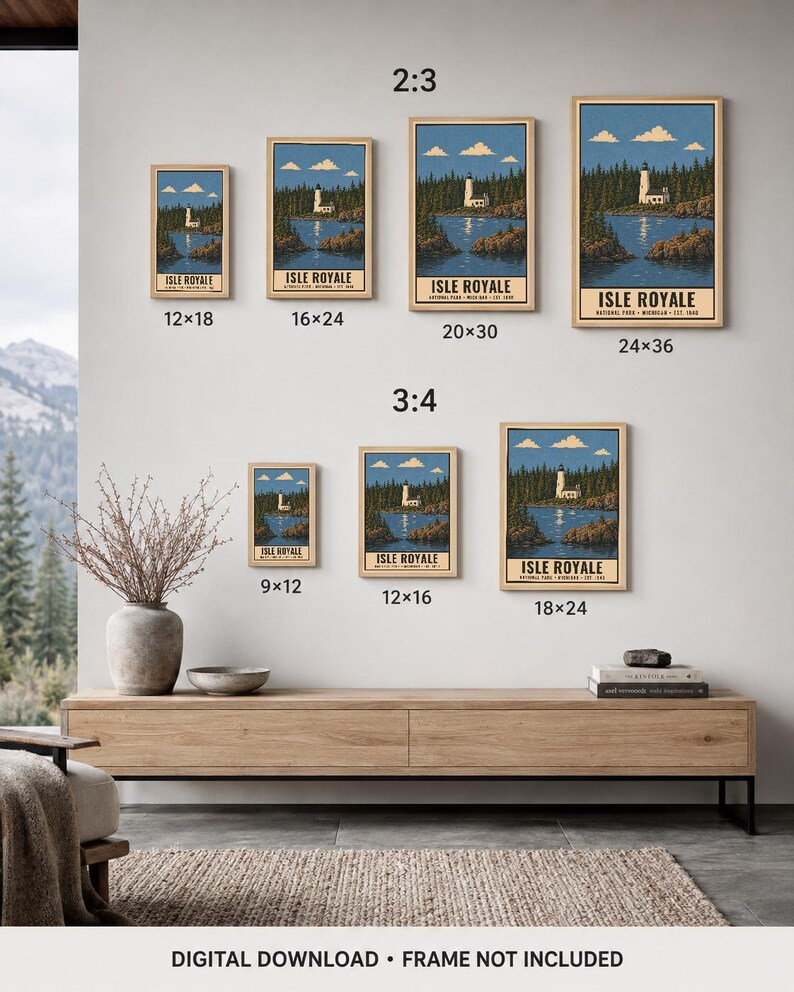 Może przedstawiać: Kolekcja siedmiu oprawionych grafik ściennych przedstawiających latarnię morską Isle Royale w leśnej scenerii. Grafiki są rozmieszczone w dw&oacute;ch rzędach z etykietami wskazującymi proporcje 2:3 i 3:4 oraz wymiary podane w calach.