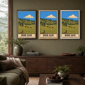 K&ouml;nnte beinhalten: Drei identische vertikale Poster mit einer Landschaftsillustration des Wind Cave Nationalparks in South Dakota. Das Bild zeigt ein Grasfeld mit Bisons, Kiefern, einem Pr&auml;riehund und einer einzelnen Wolke unter blauem Himmel. Text: WIND CAVE NATIONAL PARK SOUTH DAKOTA EST. 1903.