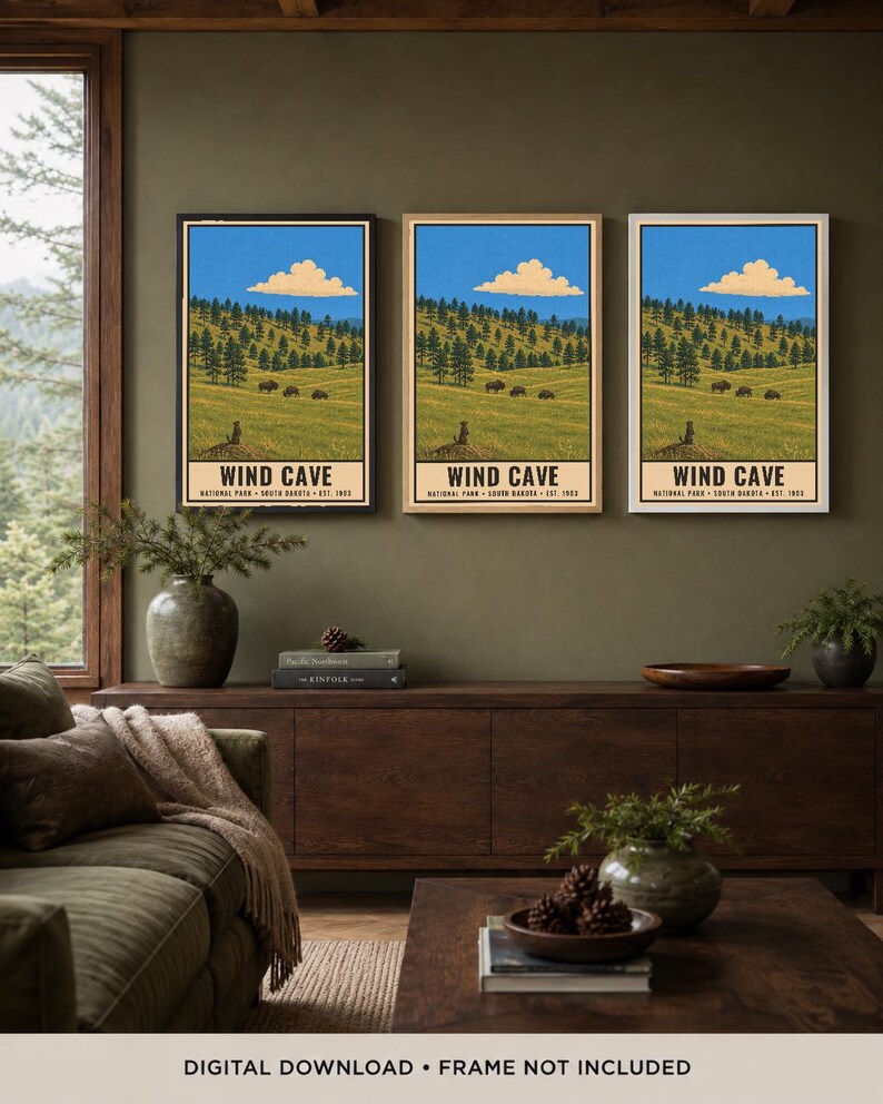 K&ouml;nnte beinhalten: Drei identische vertikale Poster mit einer Landschaftsillustration des Wind Cave Nationalparks in South Dakota. Das Bild zeigt ein Grasfeld mit Bisons, Kiefern, einem Pr&auml;riehund und einer einzelnen Wolke unter blauem Himmel. Text: WIND CAVE NATIONAL PARK SOUTH DAKOTA EST. 1903.