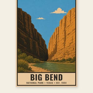 Op de afbeelding: Een verticale poster met een landschapsillustratie van Big Bend National Park met torenhoge oranje canyonwanden langs een rivier onder een blauwe lucht met twee wolken. De tekst luidt BIG BEND NATIONAL PARK &bull; TEXAS &bull; EST. 1944.