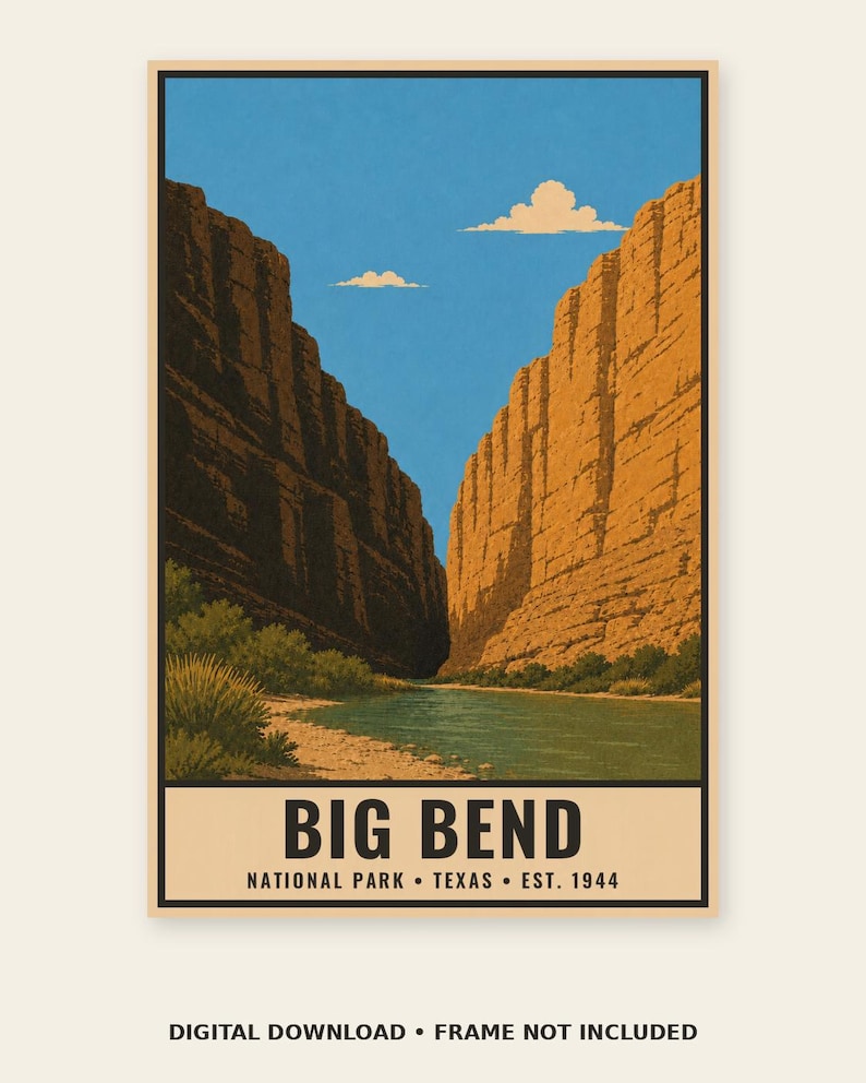 Op de afbeelding: Een verticale poster met een landschapsillustratie van Big Bend National Park met torenhoge oranje canyonwanden langs een rivier onder een blauwe lucht met twee wolken. De tekst luidt BIG BEND NATIONAL PARK &bull; TEXAS &bull; EST. 1944.