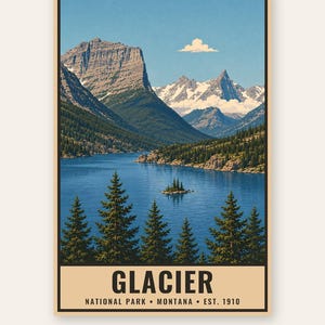 Peut inclure: Une impression d'art verticale repr&eacute;sentant un paysage du parc national de Glacier dans le Montana. La sc&egrave;ne montre un lac bleu profond entour&eacute; de conif&egrave;res et de montagnes enneig&eacute;es sous un ciel clair. Le texte indique GLACIER NATIONAL PARK MONTANA EST. 1910.