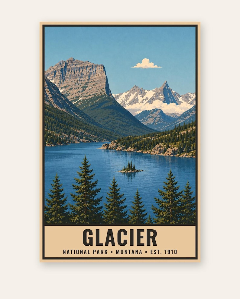 Peut inclure: Une impression d'art verticale repr&eacute;sentant un paysage du parc national de Glacier dans le Montana. La sc&egrave;ne montre un lac bleu profond entour&eacute; de conif&egrave;res et de montagnes enneig&eacute;es sous un ciel clair. Le texte indique GLACIER NATIONAL PARK MONTANA EST. 1910.