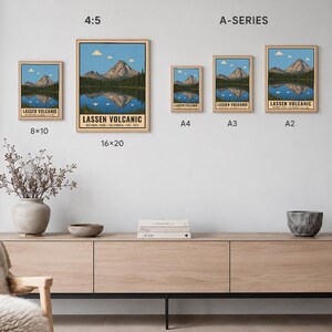 K&ouml;nnte beinhalten: Eine Sammlung von f&uuml;nf gerahmten Kunstdrucken, die den Lassen Volcanic Nationalpark mit Berg, See und Wald zeigen. Die Drucke sind mit den Gr&ouml;&szlig;en 8x10, 16x20, A4, A3 und A2 beschriftet. Der Text lautet Lassen Volcanic National Park California Est. 1916.