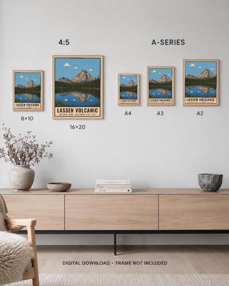 K&ouml;nnte beinhalten: Eine Sammlung von f&uuml;nf gerahmten Kunstdrucken, die den Lassen Volcanic Nationalpark mit Berg, See und Wald zeigen. Die Drucke sind mit den Gr&ouml;&szlig;en 8x10, 16x20, A4, A3 und A2 beschriftet. Der Text lautet Lassen Volcanic National Park California Est. 1916.