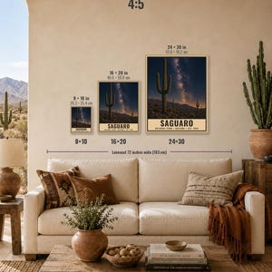 Puede incluir: Tres l&aacute;minas rectangulares de arte mural con un paisaje del Parque Nacional Saguaro bajo un cielo estrellado, en tama&ntilde;os de 20,3x25,4 cm, 40,6x50,8 cm y 61,0x76,2 cm. Las l&aacute;minas muestran la silueta de un cactus saguaro sobre un cielo nocturno.
