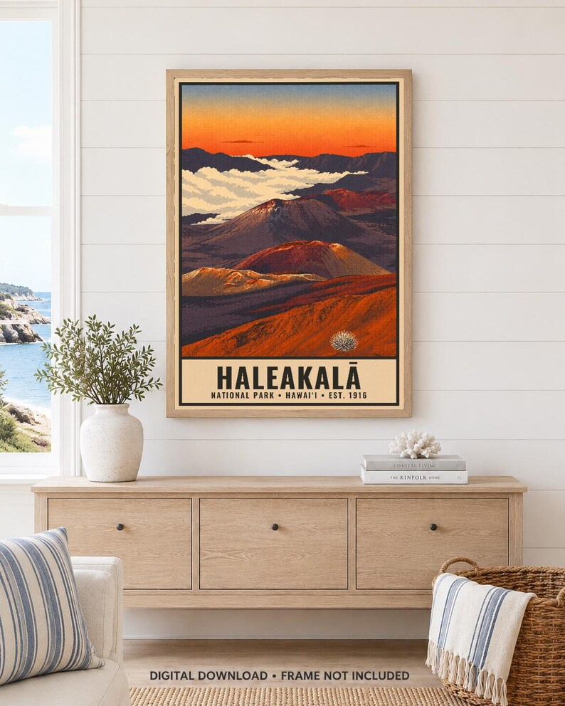 Pode incluir: Um cartaz vertical emoldurado retratando um nascer do sol sobre a paisagem vulc&acirc;nica do Parque Nacional de Haleakalā, no Hava&iacute;. A arte apresenta c&eacute;us laranja e azuis, picos de montanhas escuros e nuvens, com o texto HALEAKALĀ NATIONAL PARK HAWAI'I EST. 1916.