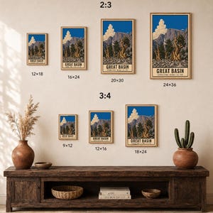 Może przedstawiać: Kolekcja plakat&oacute;w Parku Narodowego Great Basin w r&oacute;żnych rozmiarach, w tym 12x18, 16x24, 20x30, 24x36, 9x12, 12x16 i 18x24 cale. Plakaty przedstawiają g&oacute;rski krajobraz ze starymi drzewami, błękitnym niebem oraz napisem Great Basin.