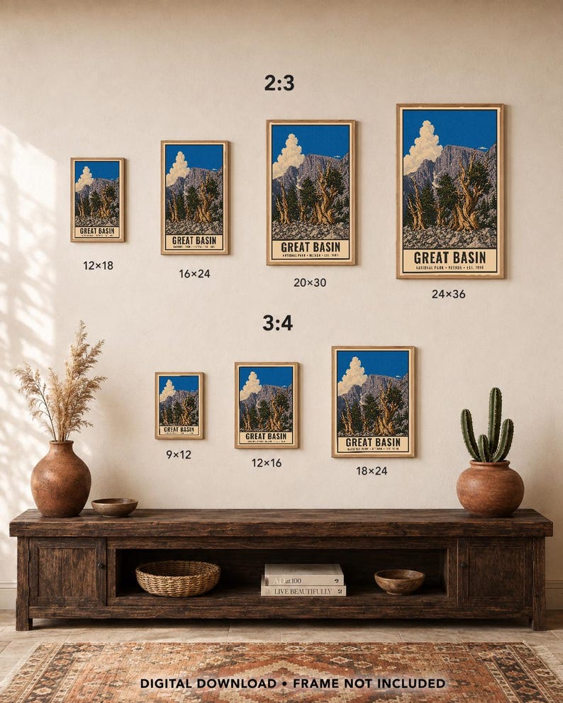 Może przedstawiać: Kolekcja plakat&oacute;w Parku Narodowego Great Basin w r&oacute;żnych rozmiarach, w tym 12x18, 16x24, 20x30, 24x36, 9x12, 12x16 i 18x24 cale. Plakaty przedstawiają g&oacute;rski krajobraz ze starymi drzewami, błękitnym niebem oraz napisem Great Basin.