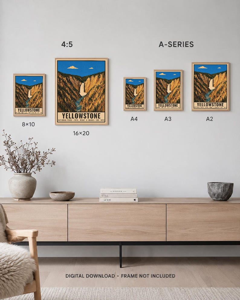 Op de afbeelding: Een collectie van vijf ingelijste Yellowstone National Park kunstprints in verschillende maten, gelabeld 8x10, 16x20, A4, A3 en A2. De prints tonen een blauwe lucht, een waterval en canyonwanden. De tekst bevat Yellowstone National Park, Wyo, Mont, & Idaho.