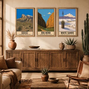 K&ouml;nnte beinhalten: Drei gerahmte vertikale Poster, die Nationalparks darstellen. Das linke Poster zeigt Guadalupe Mountains, das mittlere Big Bend und das rechte White Sands. Jeder Druck zeigt eine Landschaftsillustration mit Text am unteren Rand.