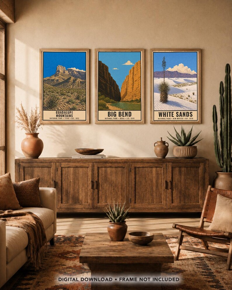 K&ouml;nnte beinhalten: Drei gerahmte vertikale Poster, die Nationalparks darstellen. Das linke Poster zeigt Guadalupe Mountains, das mittlere Big Bend und das rechte White Sands. Jeder Druck zeigt eine Landschaftsillustration mit Text am unteren Rand.