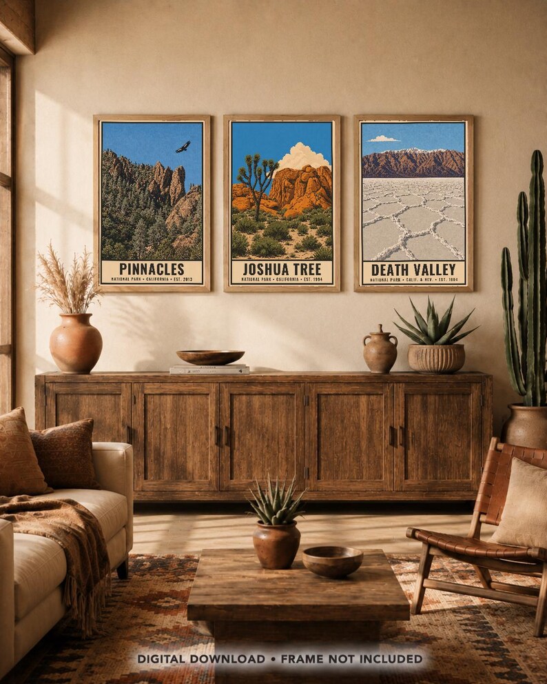 Op de afbeelding: Drie verticale wandkunstprints met illustraties van de nationale parken Pinnacles, Joshua Tree en Death Valley. Elke print bevat de parknaam, locatie en het oprichtingsjaar. De tekst vermeldt Digital Download, Frame Not Included.