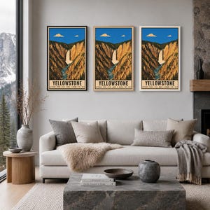 Op de afbeelding: Drie verticale wandkunstprints met een grafische illustratie van Yellowstone National Park met een waterval, kloof en blauwe lucht. De tekst luidt YELLOWSTONE NATIONAL PARK WYO. MONT. & IDAHO EST. 1872. Dit is een digitaal downloadproduct.