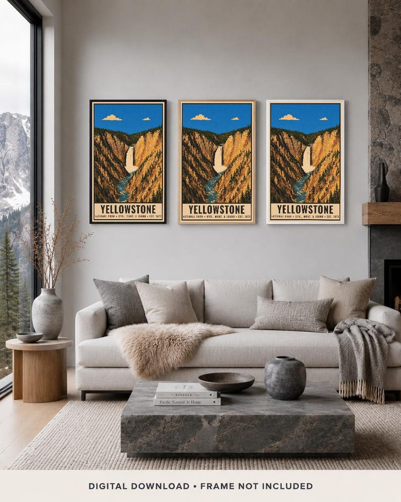 Op de afbeelding: Drie verticale wandkunstprints met een grafische illustratie van Yellowstone National Park met een waterval, kloof en blauwe lucht. De tekst luidt YELLOWSTONE NATIONAL PARK WYO. MONT. & IDAHO EST. 1872. Dit is een digitaal downloadproduct.