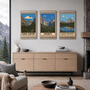Pu&ograve; includere: Un set di tre stampe artistiche verticali da parete con illustrazioni dei parchi nazionali di Kings Canyon, Yosemite e Lassen Volcanic. Ogni stampa mostra un paesaggio montano con cielo blu, foreste verdi e il nome del parco.